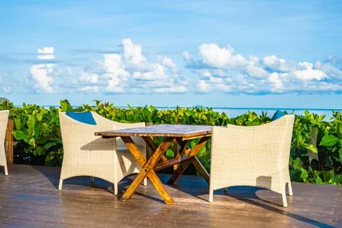 Empty table and chair for dining set nearly sea ocean beach on white cloud bl Foto stock