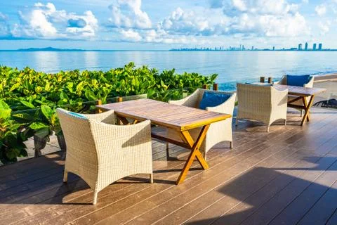 Empty table and chair for dining set nearly sea ocean beach on white cloud bl Foto stock