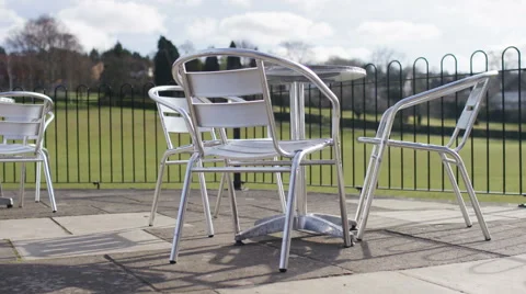 Empty table and chairs in a park on a nice day Vídeo Stock 60919033