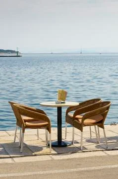 Empty table and four chairs Foto stock