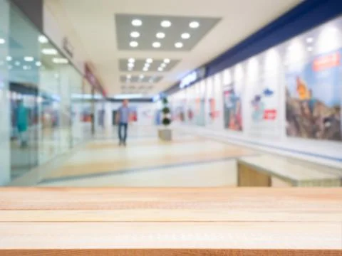 Empty table and shopping mall blur Stock-Fotos