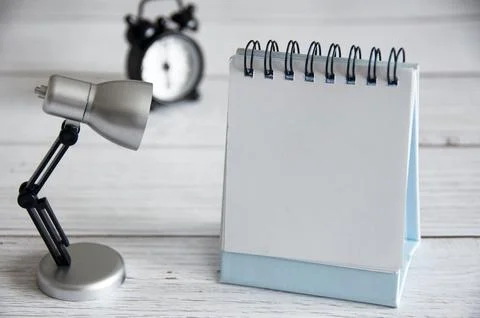 Empty table calendar and table lamp with customizable space for text or message Foto stock