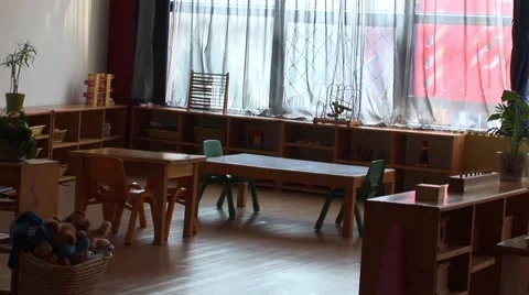 Empty table in classroom zooming 스톡 동영상 41590036
