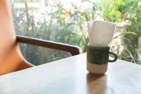 Empty table in front of blur coffee shop. Foto stock