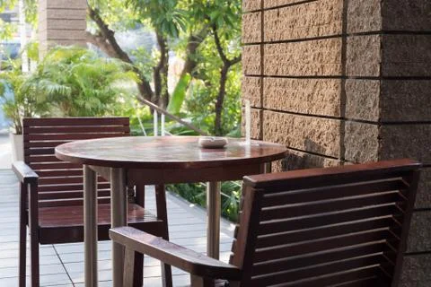 Empty table in front of blur coffee shop. Foto stock