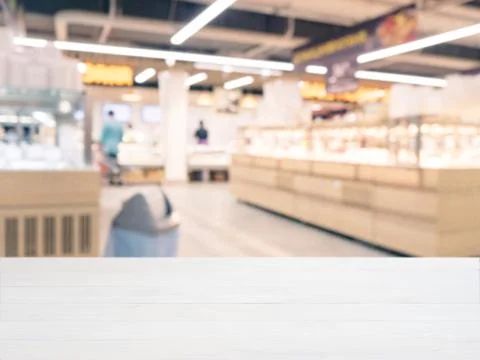 Empty table in front of blurred background Фото