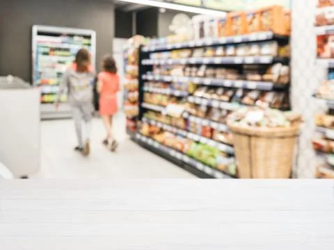 Empty table in front of blurred background Stockfoto's