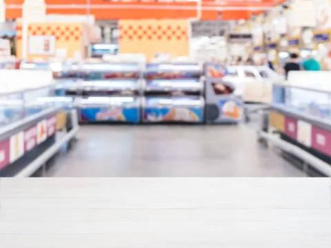 Empty table in front of blurred background Фото