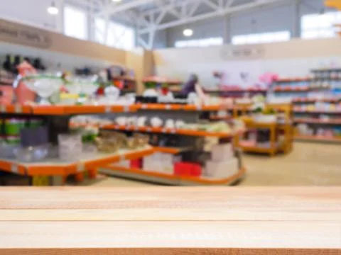 Empty table in front of blurred DIY supermarke Stock-Fotos