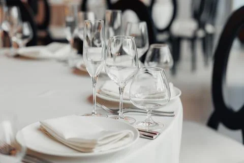 Empty table set with elegant glassware Foto stock
