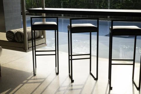 Empty table top and blurred swimming pool in tropical resort Stock-Fotos