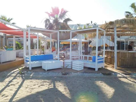 Empty tables in a cafe on the beach. Larnaca. Cyprus Foto stock