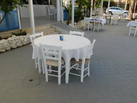 Empty tables in a cafe on the beach. Larnaca. Cyprus Foto stock