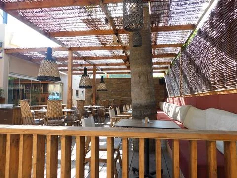 Empty tables in a cafe on the beach. Larnaca. Cyprus Foto stock