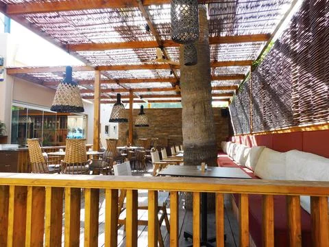 Empty tables in a cafe on the beach. Larnaca. Cyprus Foto stock