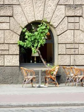 Empty tables in cafe on the street Foto stock