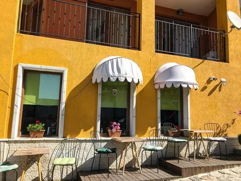 Empty tables in a small street cafe. Varna. Bulgaria. Foto stock