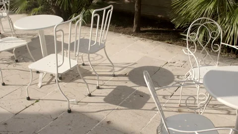 Empty tables at summer cafe. Lack of quality Marketing and Promotion background Vidéo 256184400