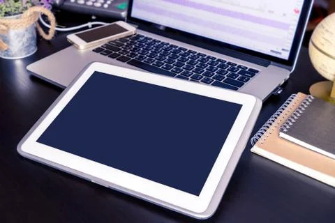 Empty tablet screen on office working desk Stockfoto's