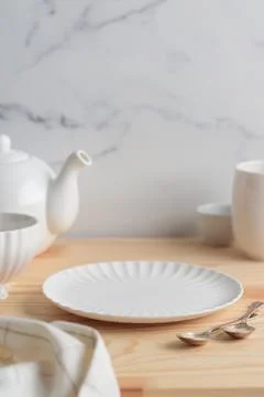 Empty tableware - white plate, a bowl and a cup on wooden table as a backgr.. Foto stock