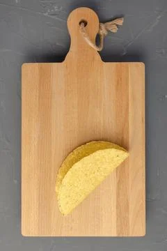 Empty taco shell on board. Mexican corn tortilla ingredient Foto stock