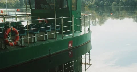 Empty tourist boat on a river Vídeos de archivo 204985939