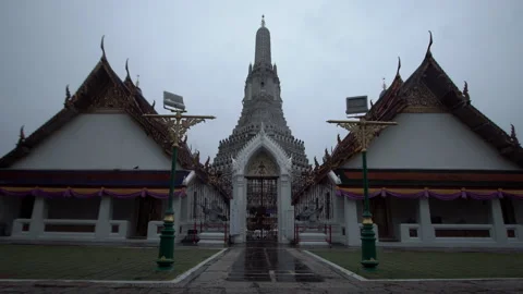 Empty tourists of Wat Arun, Temple of dawn. Video stock 142499191