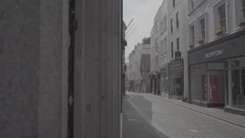 Empty town centre shops and street pan L-R - SLOG 120fps Vidéo 130588496