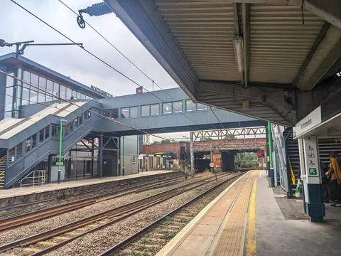 Empty tracks and platform at the modern Northampton Railway Station under a Foto stock