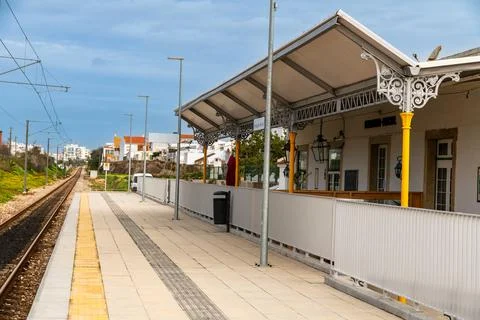 Empty Train Platform and Historic Station Canopy Stockfoto's