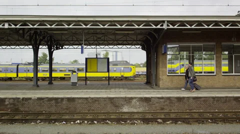Empty train platform with passenger walking by Vidéo 39651243