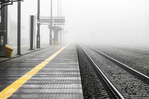 Empty train station platform Foto stock