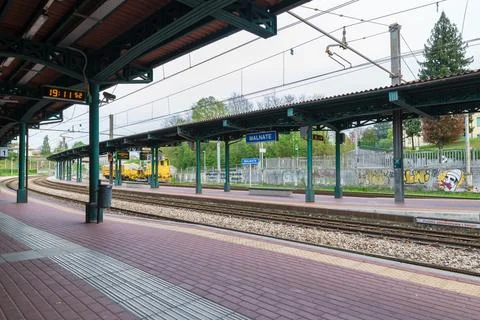 Empty train station platform with tracks, Malnate Italy Stock-Fotos