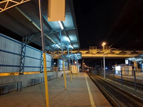 An empty tram stop in yellow and blue colors in the evening Foto stock