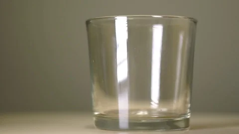 Empty transparent glass with white reflection on pastel background, close-up 库存影片 75241531