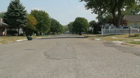 Empty trash can on windy road 動画素材 841862