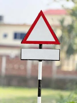 An empty triangular warning sign above a blank rectangular panel on a striped 库存照片