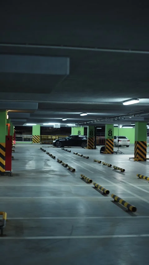 Empty underground parking with black car in motion Vídeos de archivo 318444387