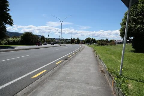 Empty Urban Roadside Path Under Bright Sky Foto stock