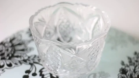 Empty vase on the rotating tray Vídeo Stock 71983167