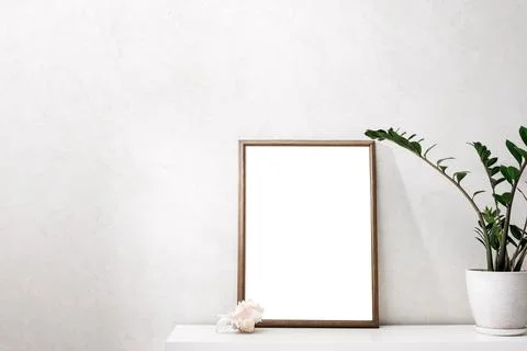 Empty vertical frame mockup in modern minimalist interior with plant in tre.. Stock-Fotos