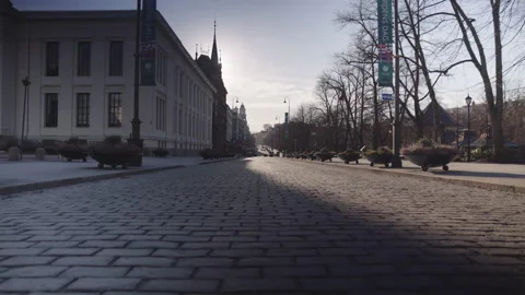 Empty walking street in front on norwegian university during covid-19 Vidéo 180124261