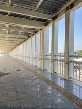 Empty walkway with strong leading lines and symmetrical metal framework 库存照片