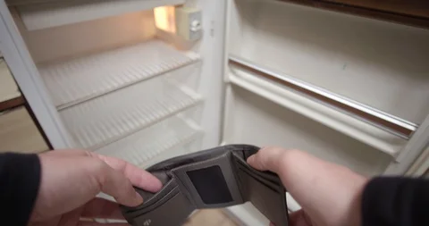 Empty wallet and empty refrigerator in background Vídeo Stock 129518812