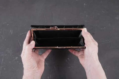 Empty wallet in the hands of a pensioner, a place for your text Foto stock