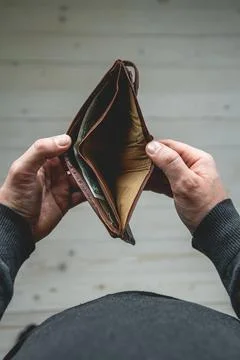 Empty wallet in the hands of a young man Stock-Fotos
