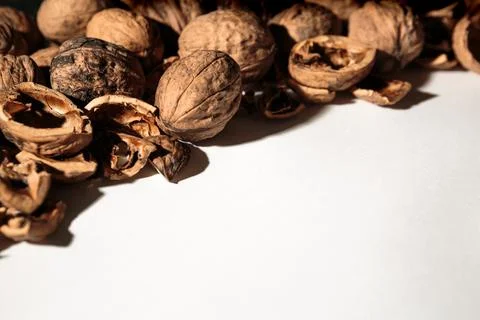 Empty walnut shell frame. Textured nut border with white place background. Bu Foto stock