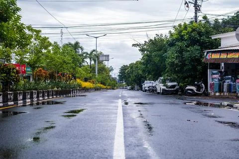Empty Wet Asphalt Road Under a Cloudy Sky Fotos de archivo