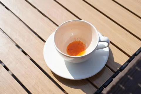 Empty White Ceramic Coffee Cup on Wooden Table After Morning Drink Foto stock
