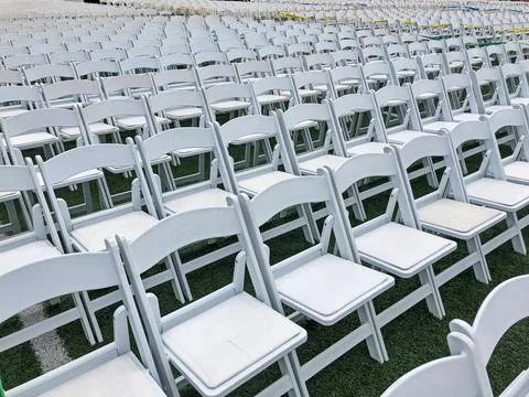 Empty White Chairs For Graduation Foto stock